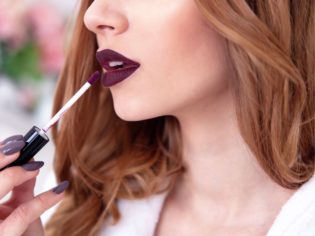 Ta matowa pomadka za 9 zł daje idealny efekt „satin lips”.„Mam szminki matowe Kat Von D i szczerze nie widzę różnicy w trwałości”