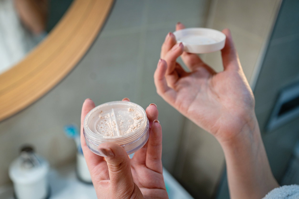 Chłodzący sypki puder z niacynamidem Eveline Cosmetics - nowość w Rossmannie