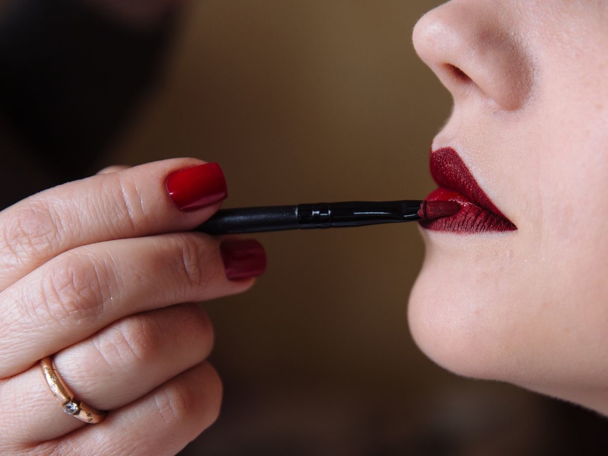 Ta pomadka z promocji daje efekt „satin lips” i jest turbotrwała. "Tani zamiennik Karla Lagerfelda"