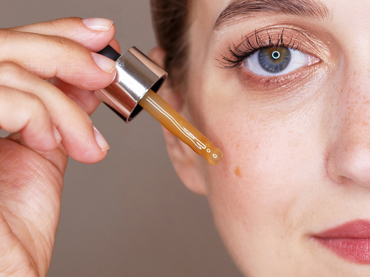 Jakie serum stosować latem? Te kropelki "Sun drops" z filtrem SPF50 dają efekt zdrowej "dolphin skin"