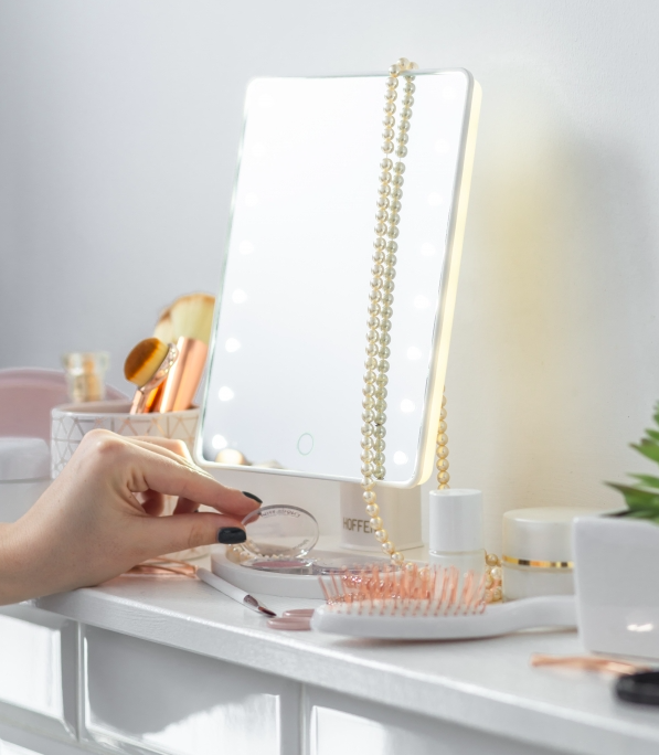 lusterko kosmetyczne LED w Biedronce za 34,99 zł