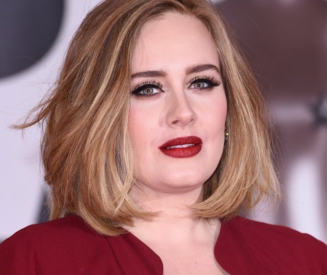 Adele niknie w oczach! Na najnowszych zdjęciach jest nie do poznania