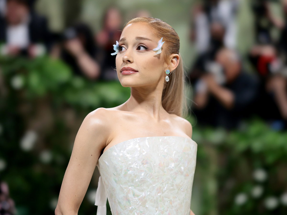 Wispy baby bangs w stylu Ariany Grande