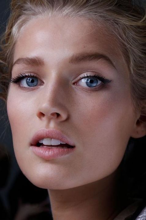 naturalny makijaż modelka piękna kobieta