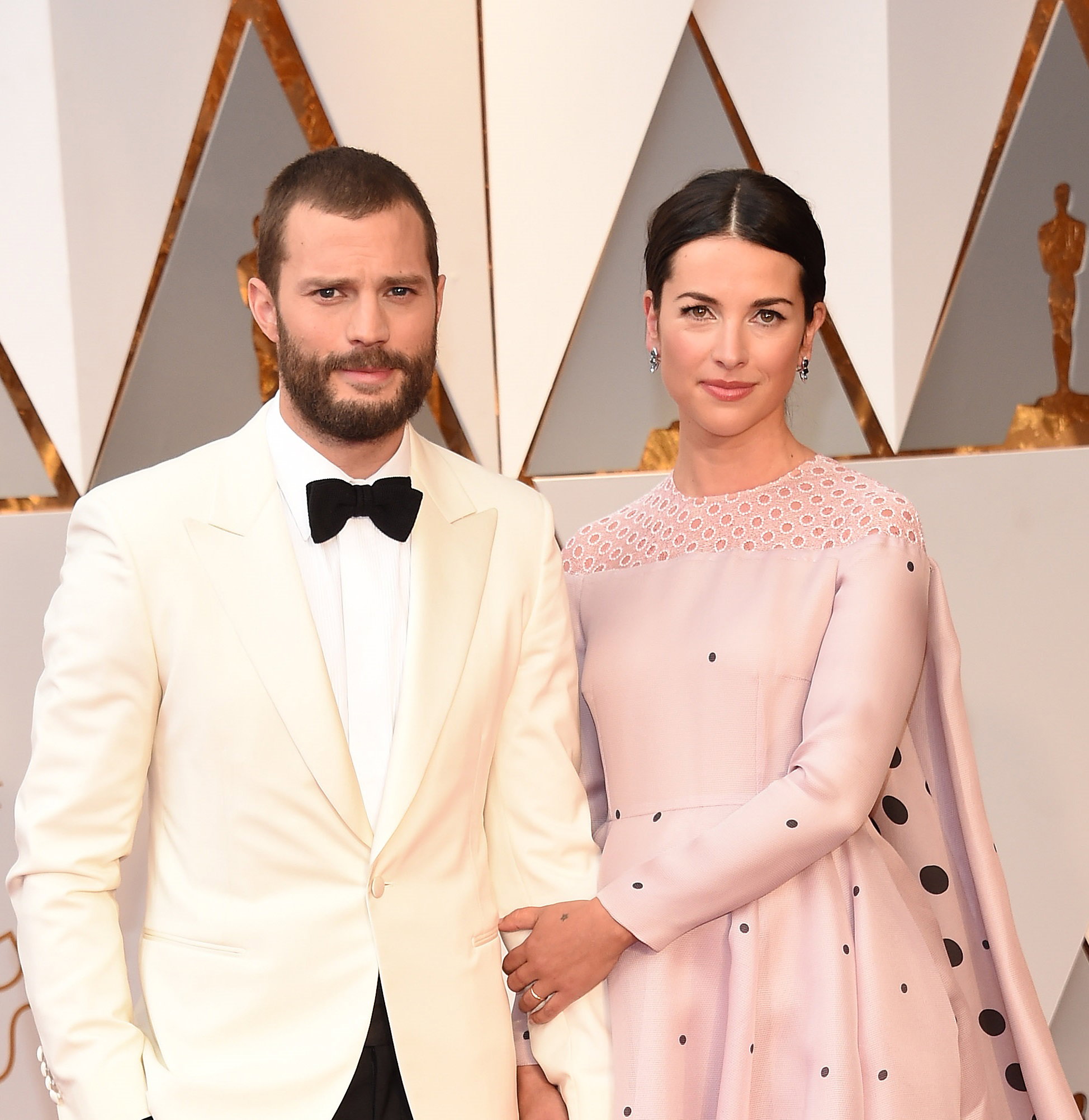 Jamie Dornan pozuje z żoną Amelią Warner podczas Oscarów 2017