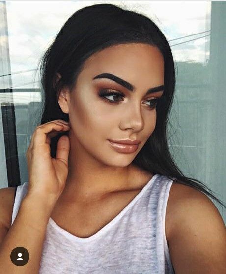 brunetka w białej podkoszulce w brązowym makijażu