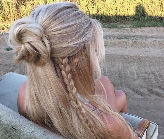 blondynka z półkoczkiem half bun