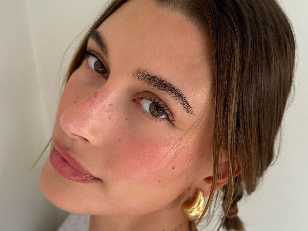 Hailey Bieber znowu zrobiła boski manicure na lato! "Fruity tutti nails" podbija serca kobiet niezależnie od wieku
