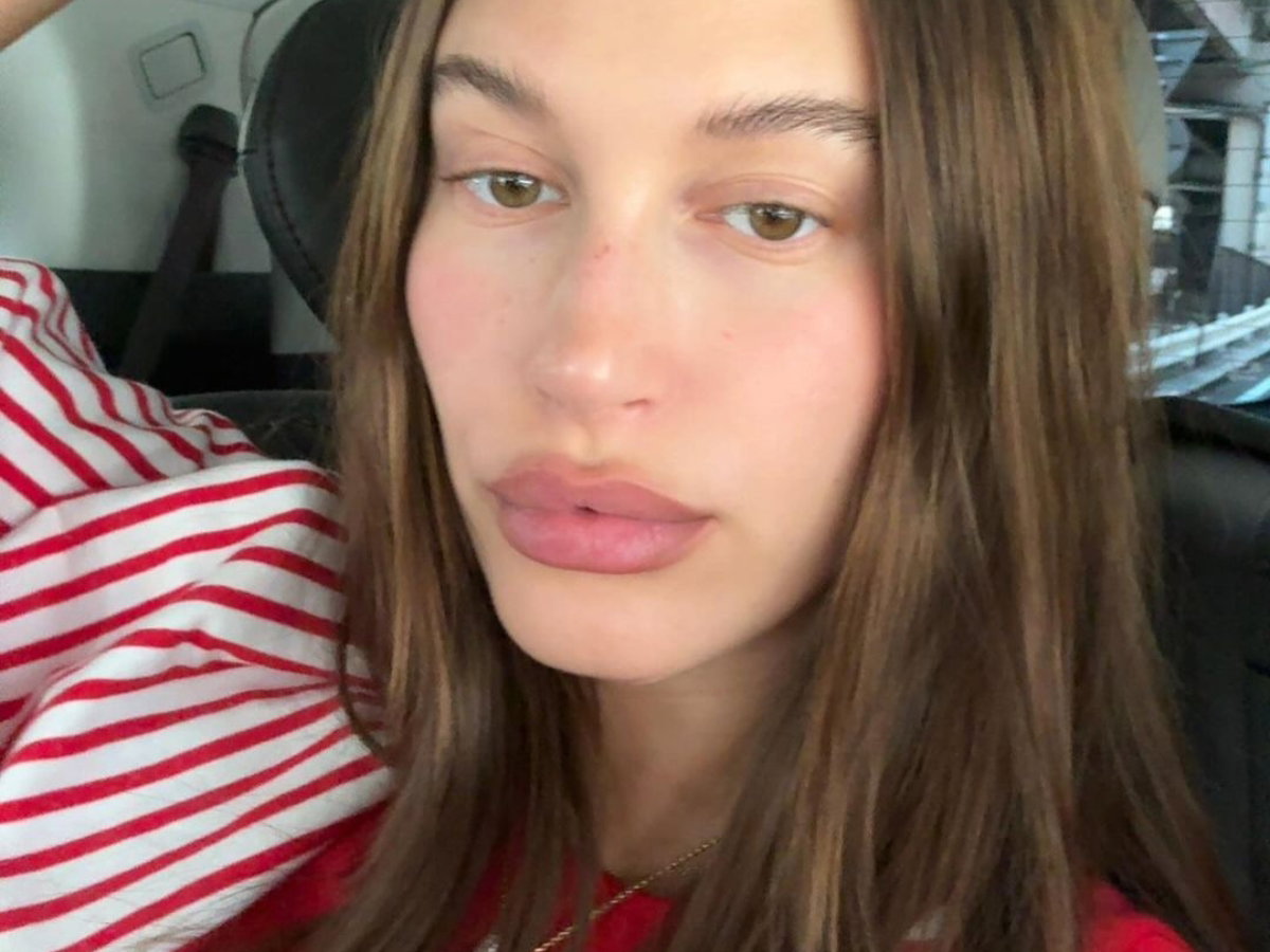 "Glazed latte nails" w stylu Hailey Bieber