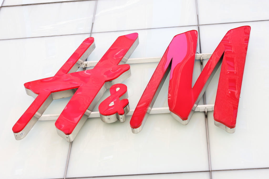 wyprzedaż w H&amp;M - waflowana sukienka na lato