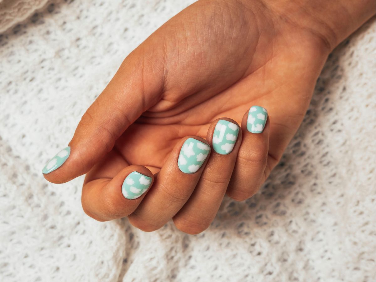 Paznokcie z chmurkami to uroczy manicure z efektem wow. Modne inspiracje na "cloud nails"