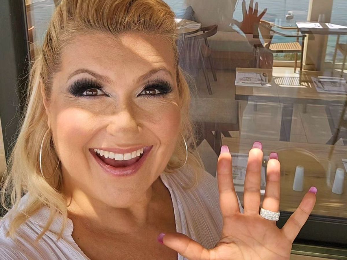 Kasia Skrzynecka w 40 stopniach pręży się na plaży, ale wszyscy patrzą na jej sandałki! To hit na lato dla elegantek