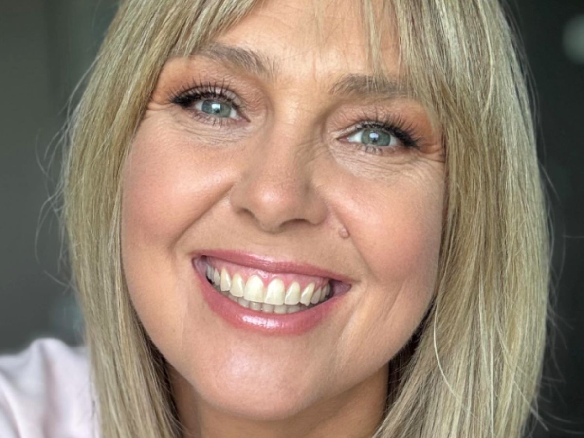 Ewa Wachowicz wie, że sukienka dla pań 50+ w tym kolorze to ideał na lato