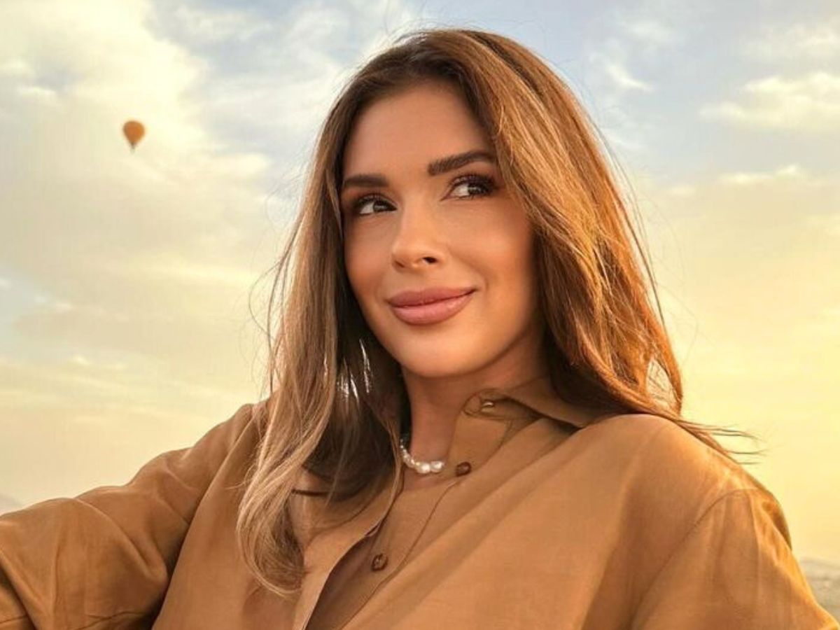 Klaudia Halejcio wie, że spodnie z rozciętymi nogawkami to must-have na lato dla każdej it-girl. Podobne modele kupisz za bezcen