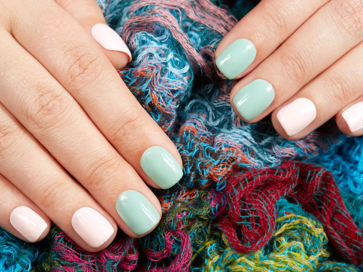 Seledynowe paznokcie to raj dla minimalistek! Piękne inspiracje na modny manicure