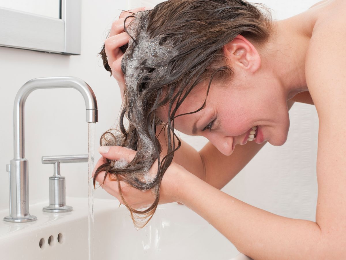 Moja fryzjerka stosuje na co dzień "reverse hair washing". To prosty sposób na pełne objętości i gładkie włosy, nie tylko po wyjściu z salonu