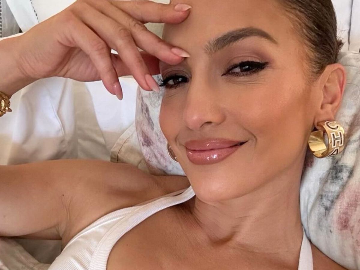Inne paznokcie nie mają z nim szans. "Naked french" w stylu J Lo to najmodniejszy manicure na lato 2024. Ideał na krótszą płytkę