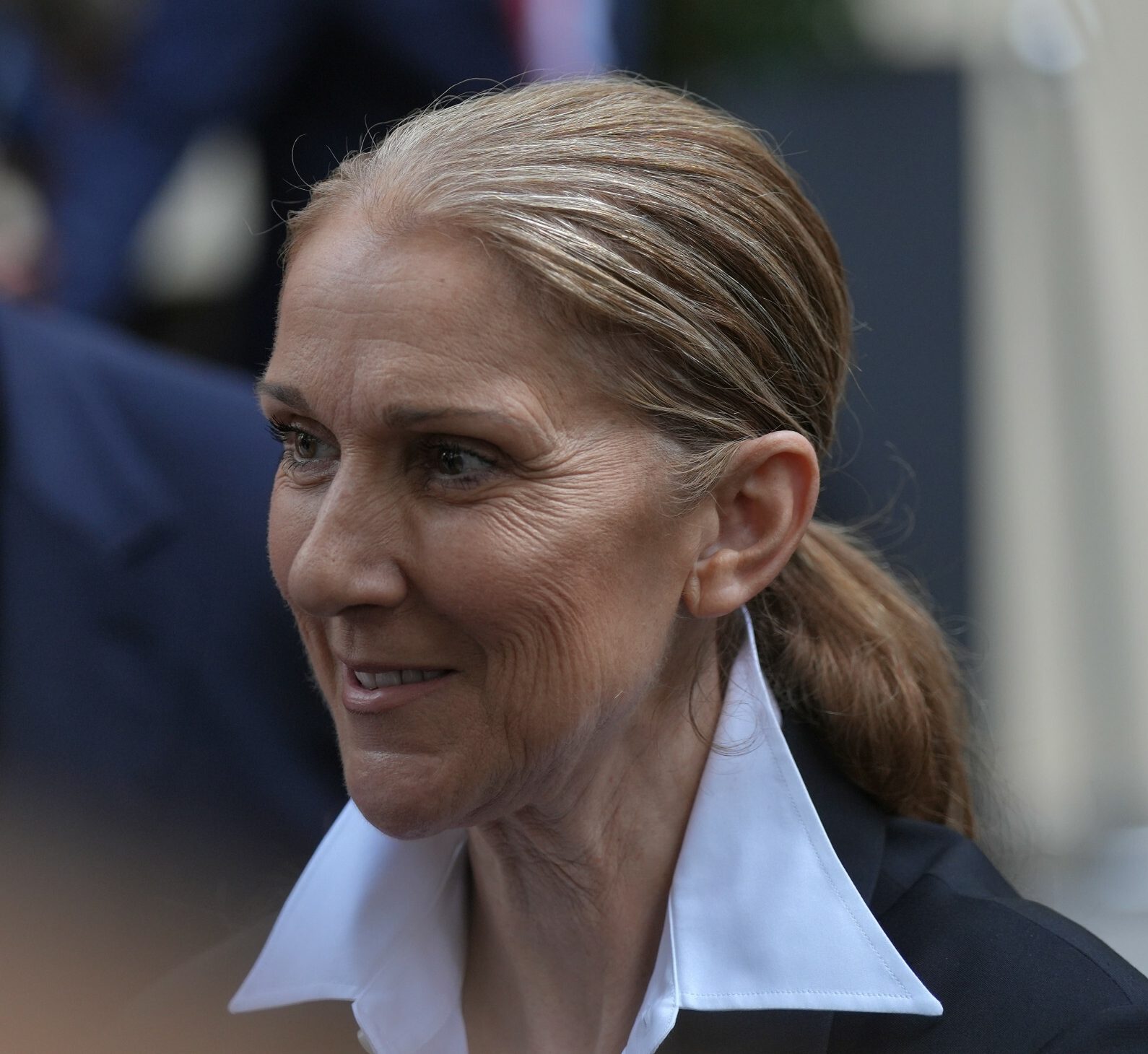 Celine Dion przed paryskim hotelem