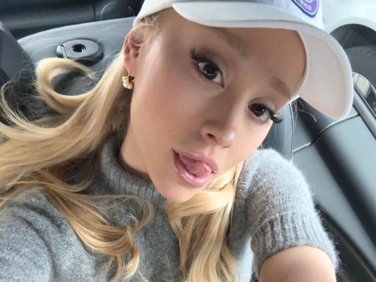 Paryski manicure Ariany Grande to szyk i elegancja w ultra kobiecym wydaniu. Jak żaden inny odmładza dłonie