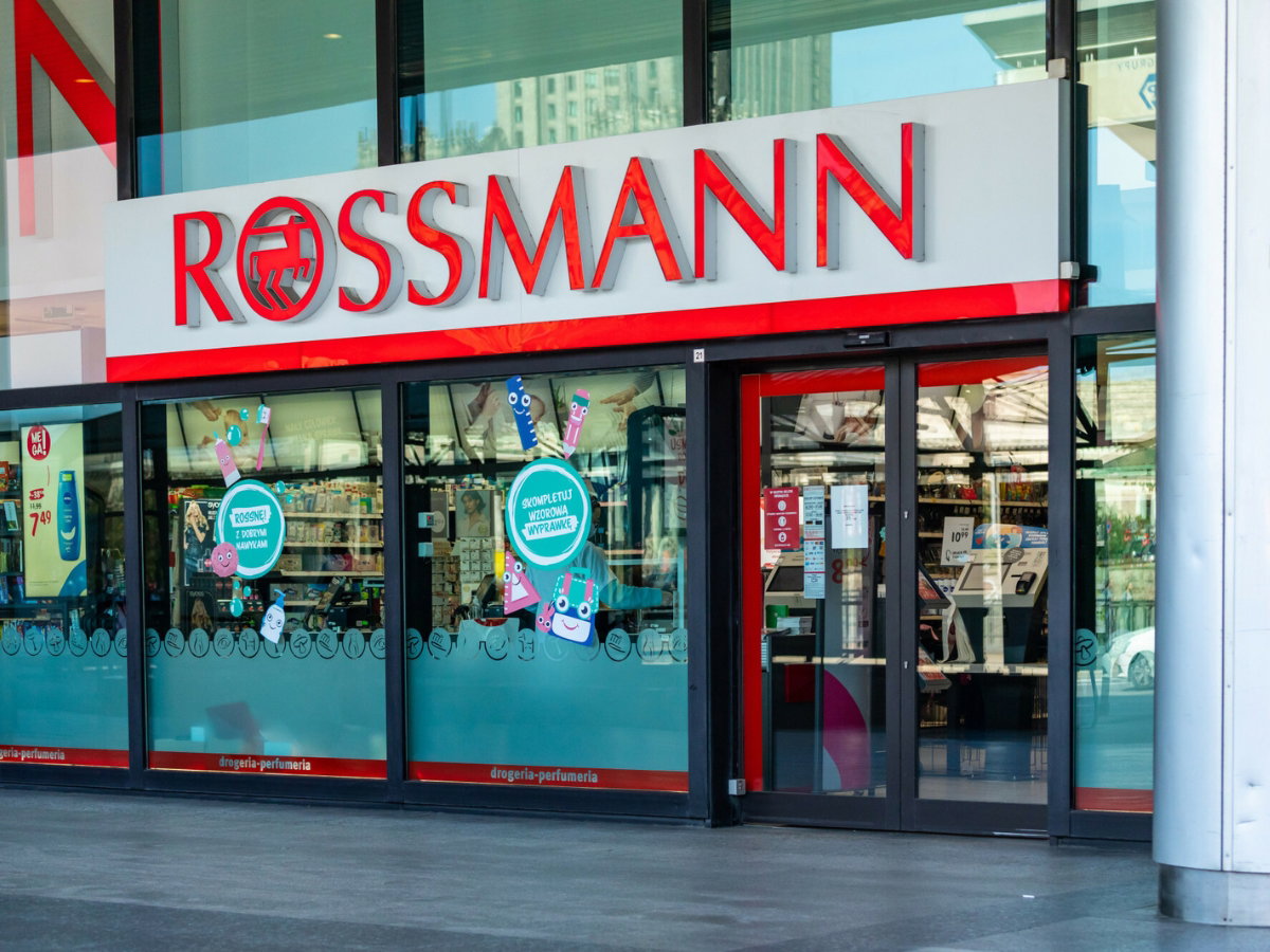 Wyprzedaż perfum w Rossmannie