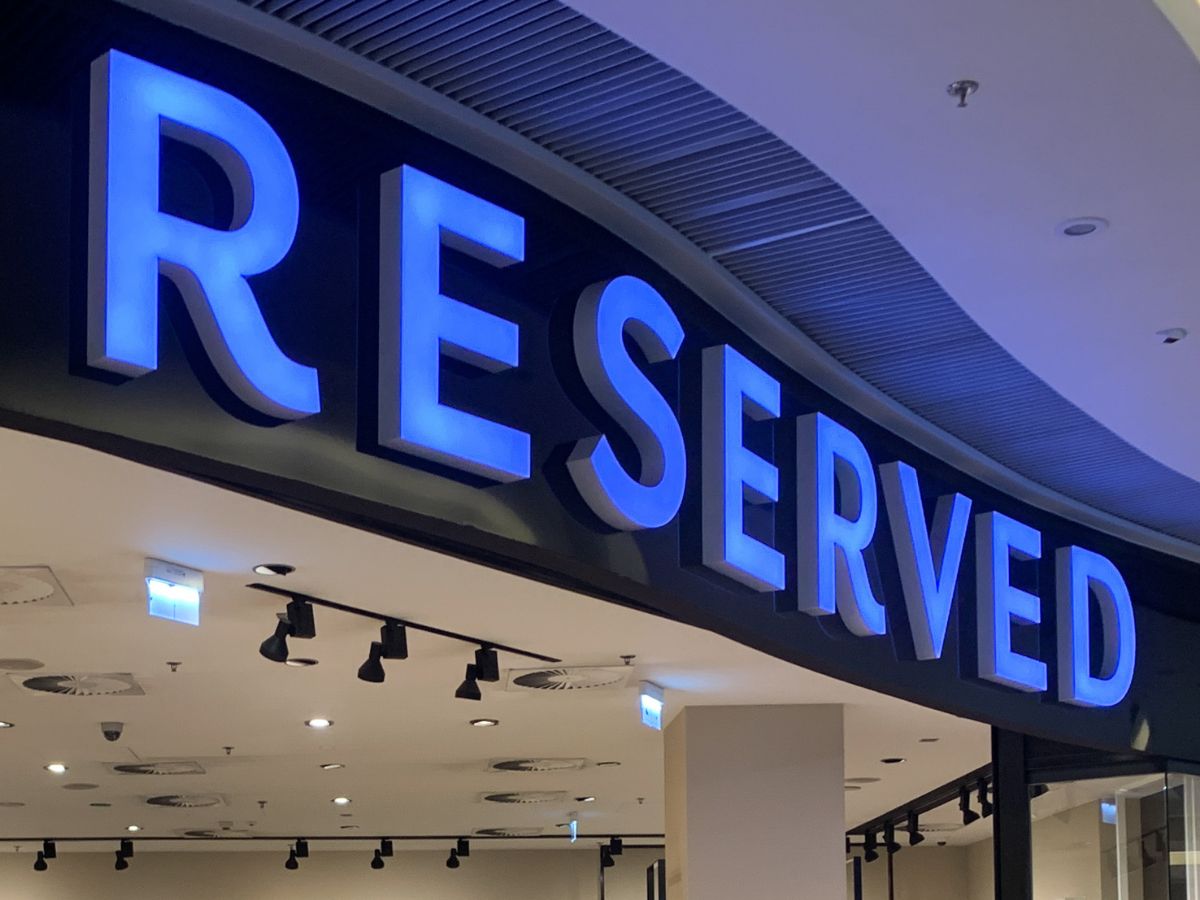 Lekka damska kurtka przeciwdeszczowa z Reserved