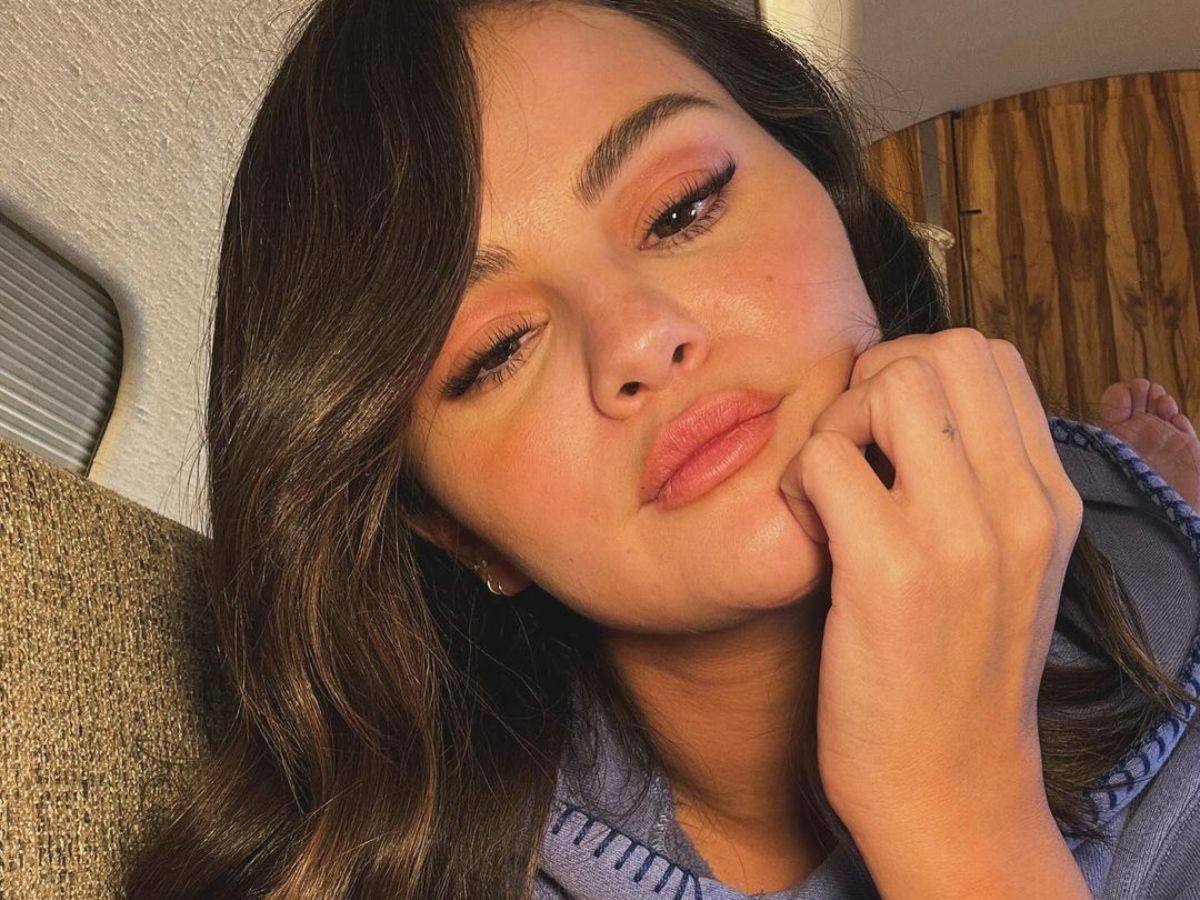 Manicure Autumnal Orange w stylu Seleny Gomez na jesień 2024
