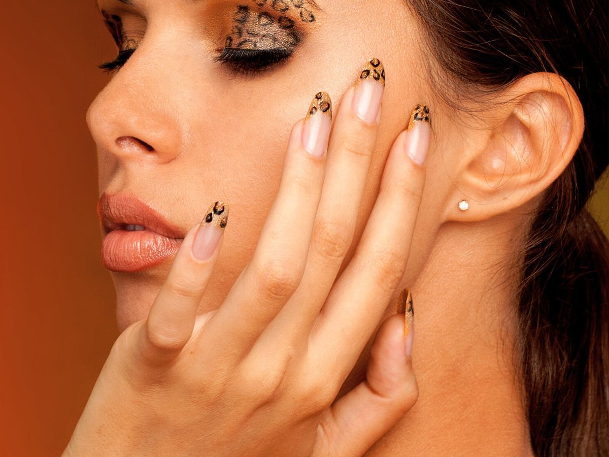 Nudziaki idą w odstawkę! "Animal print nails" to najfajniejszy manicure na jesień 2024. Efekt “wow” masz z nim jak w banku