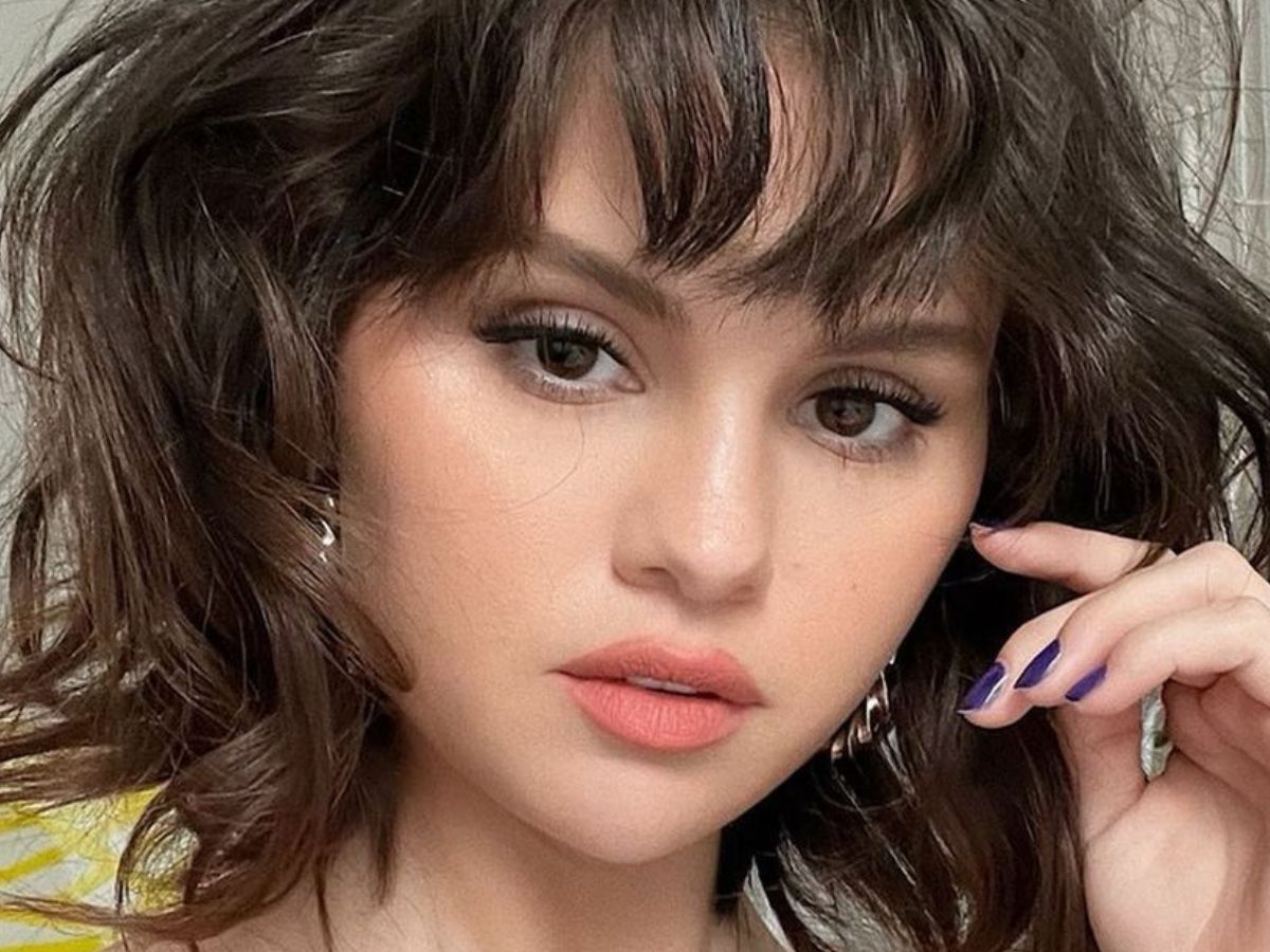 “Olive nails” to bezsprzeczny hit na jesień! Paznokcie w stylu Seleny są kwintesencją “quiet luxury”. Zrobisz je raz-dwa