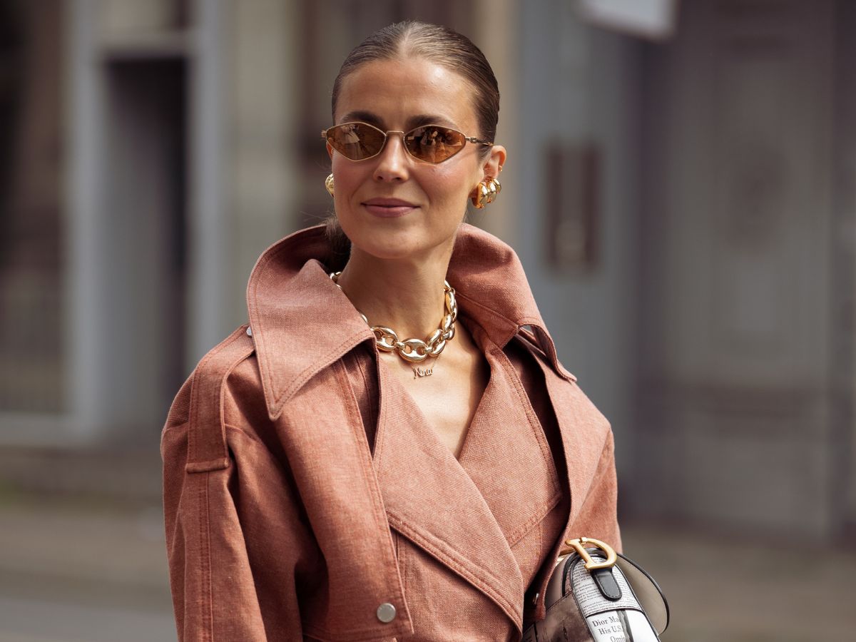 Płaszcz jesienny oversize, który sprawi, że poczujesz się jak na ulicach Paryża. Fajne modele w stylu “french chic”