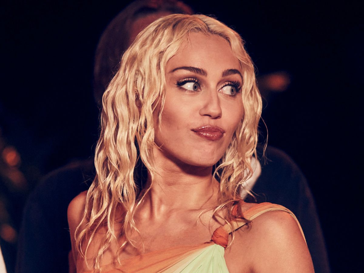 Od nowej fryzury Miley Cyrus trudno oderwać wzrok! "Chunky highlights" odejmują z metryki kilka lat