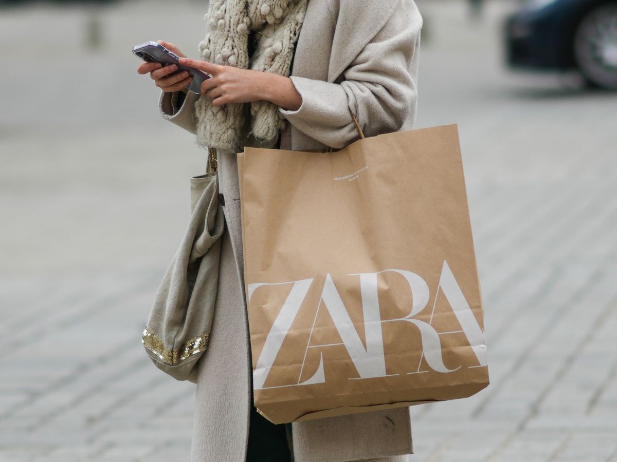 Już nie płaszcz do kostek? Modny crop trench na jesień z Zary eksponuje sylwetkę i robi talię osy. To ulubiony model it-girls