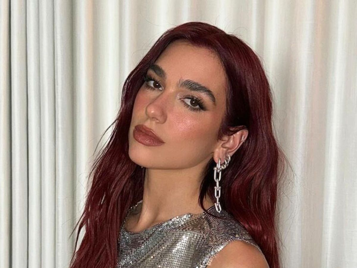 Dua Lipa wie, że "red croco nails" to paznokcie na jesień 2024 dla wszystkich cool girls. Są urocze, eleganckie i nie wieją nudą
