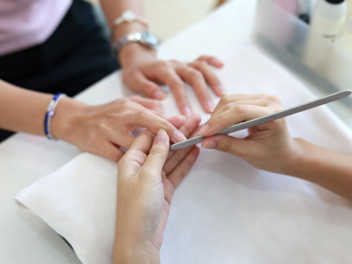Manicure melting dots na jesień 2024