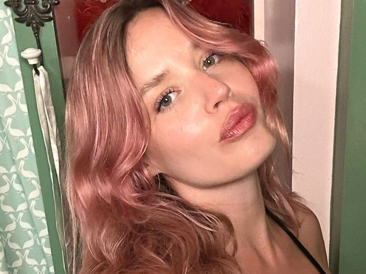 "Cherry blonde" to fryzura na jesień 2024 zatwierdzona przez naczelne it-girls. Styliści hurtem zamawiają zapas farb