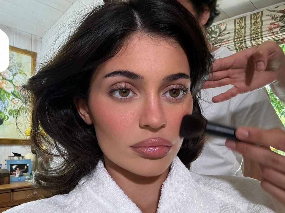 Właśnie poprosiłam o nie stylistkę! “Bordeaux nails” w stylu Kylie to synonim szyku, kobiecości i quiet luxury. Największy ideał na jesień