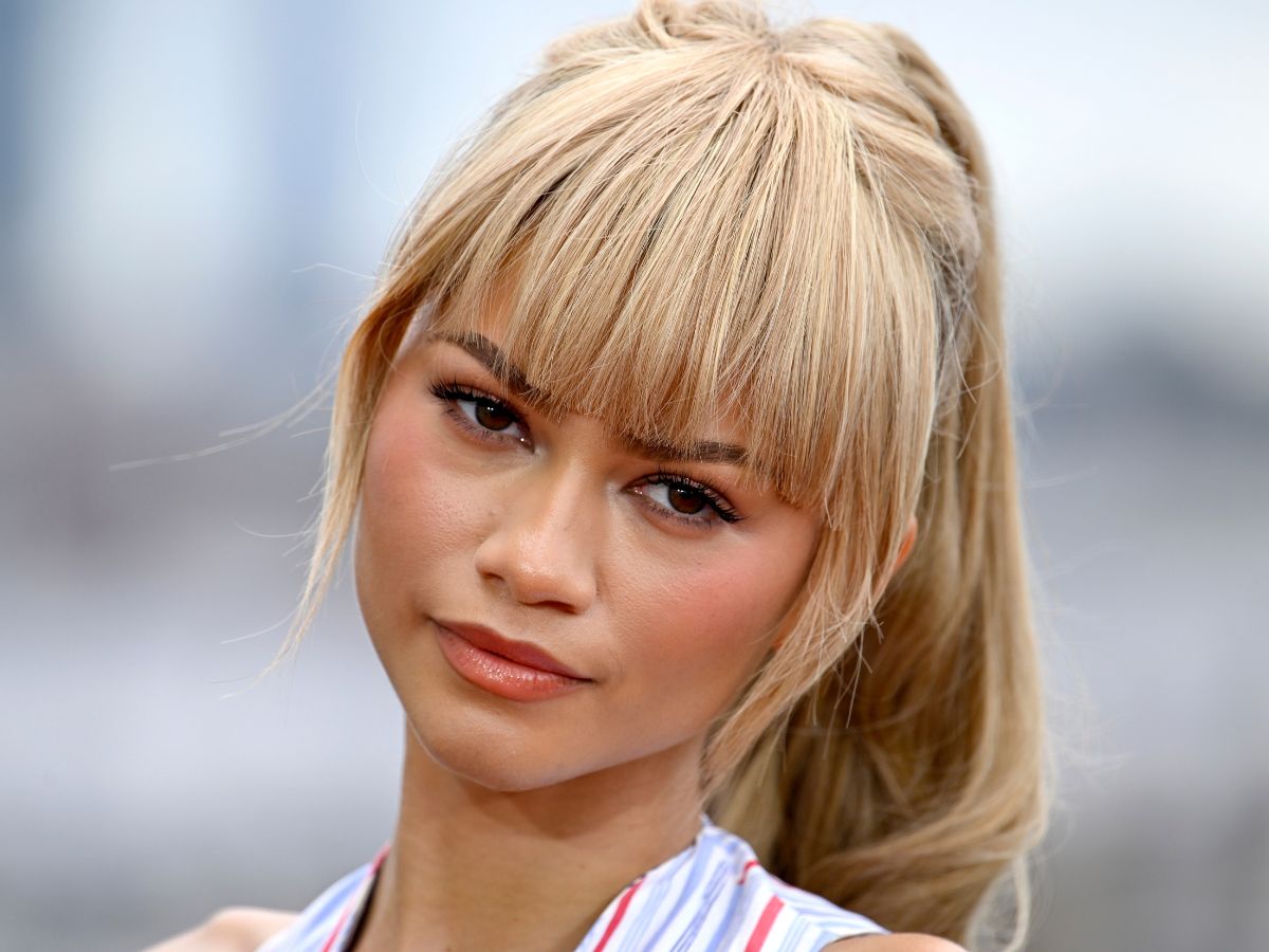 "Flicked bob" wraca do łask! To zalotna i kobieca fryzura na jesień 2024, która totalnie upiększa. Zendaya wygląda w niej obłędnie