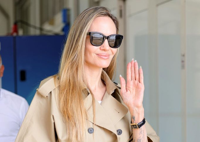Angelina Jolie - trencz na jesień