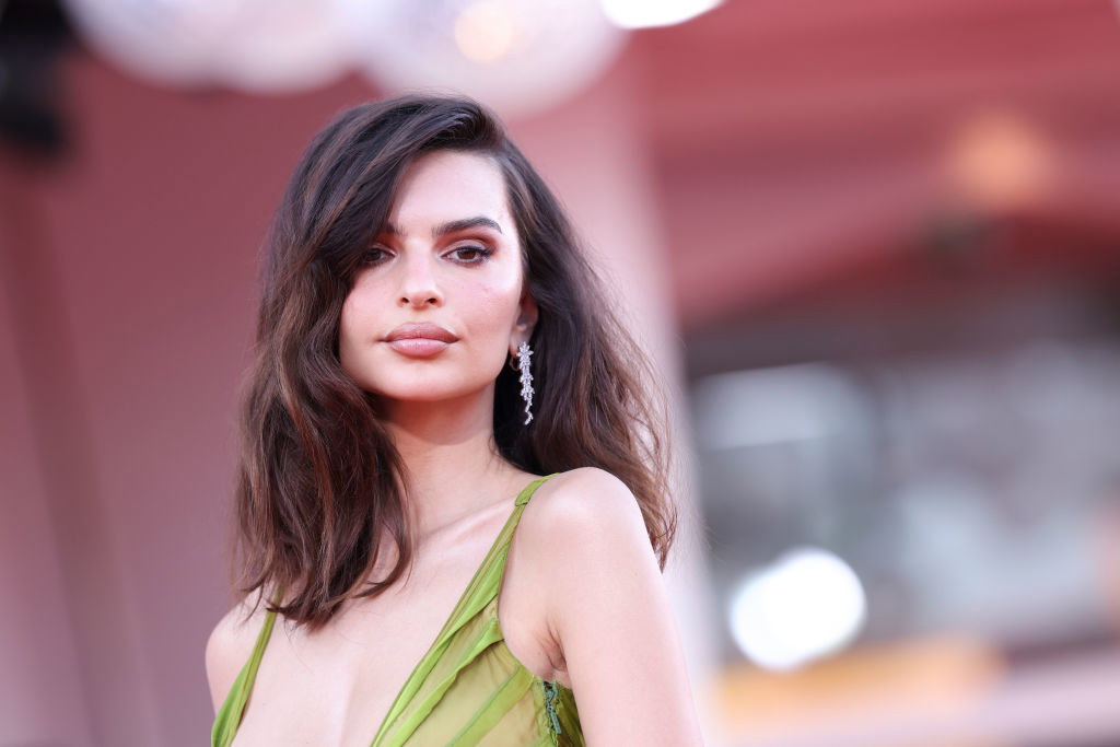 Emily Ratajkowski - trend na "koszmarne jeansy"