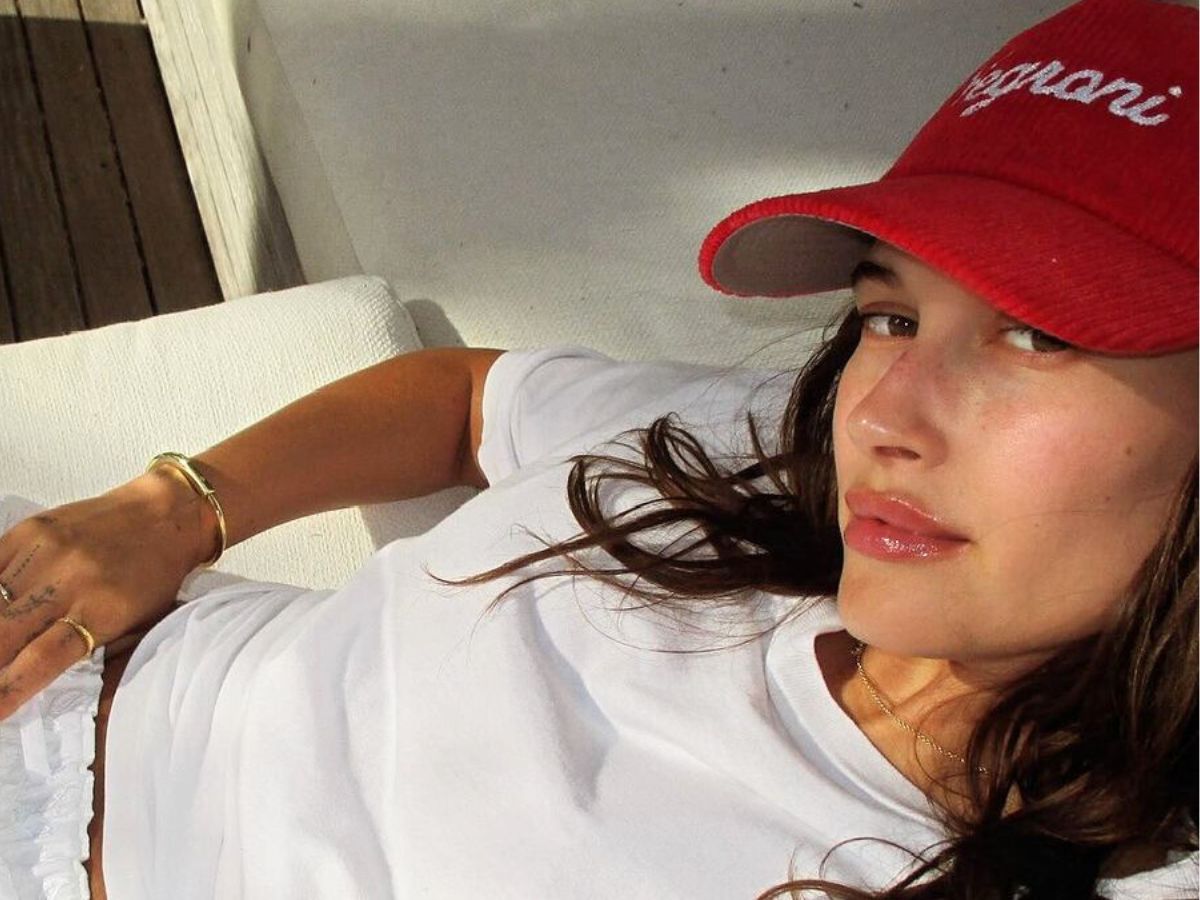 Szylkretowy manicure w stylu Hailey Bieber totalny hit na październik 2024! Pięknie wysmukla palce