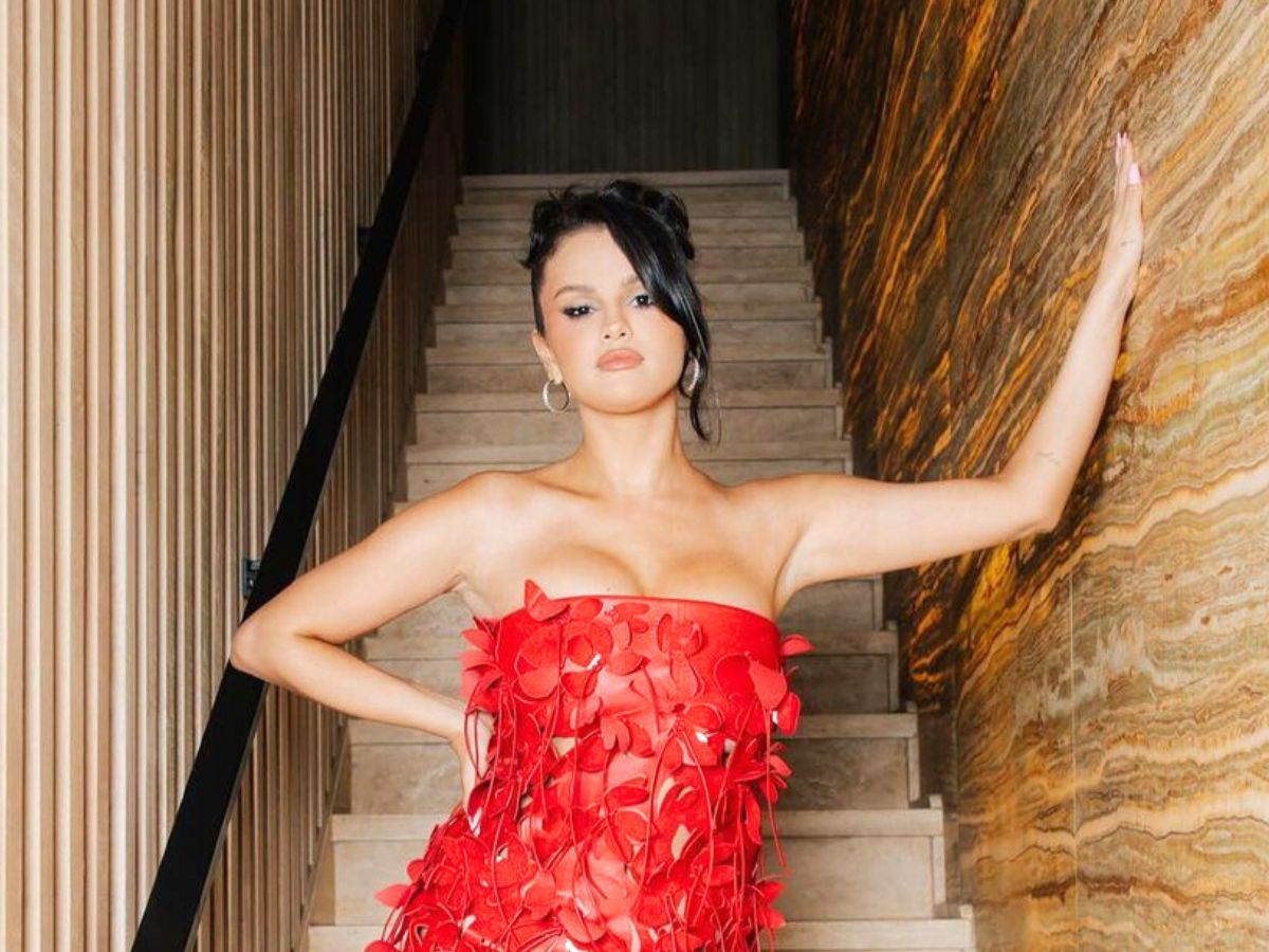 "Toffee chrome nails" to idealny manicure dla eleganckich jesieniar. Jedną z nich jest Selena Gomez!