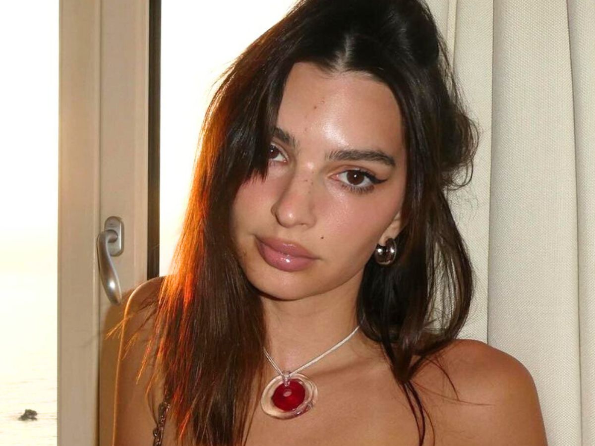 "Twisted-seam jeans" wygryzły spodnie paper bag! To hot-trend na jesień 2024, do którego dołączyła Emily Ratajkowski