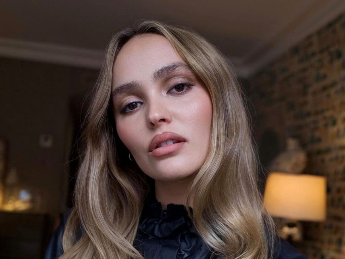 “Rich beige blonde” to perfekcyjna fryzura na jesień 2024. Nosi ją już Lily Rose Depp