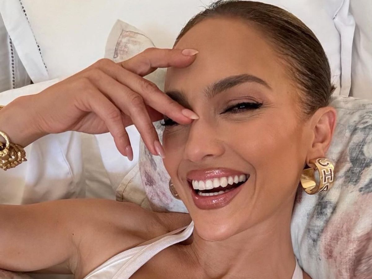 "Skin toned nails" w stylu J Lo to idealny jesienny manicure do pracy. Zrób screena, żeby pokazać go stylistce