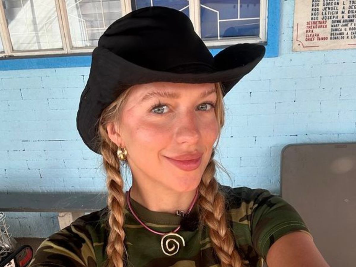 Jessica Mercedes w butach na niskim obcasie