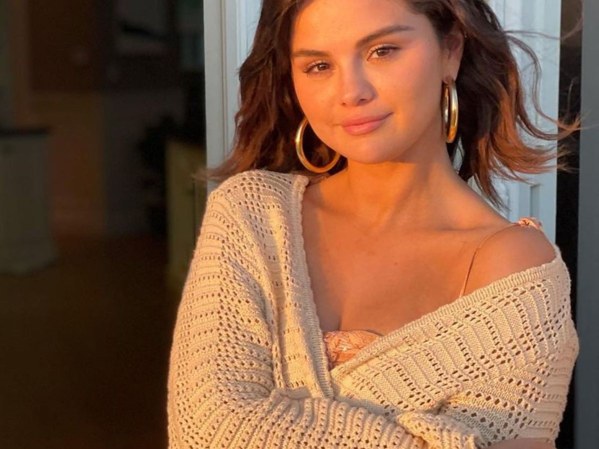 Paznokcie na jesień 2024 Wet Nails Manicure w stylu Seleny Gomez