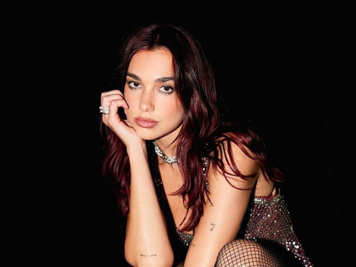 Modny manicure “coconut milk nails” jesienią 2024 wygryzie klasyczne nudziaki. Nosi go Dua Lipa