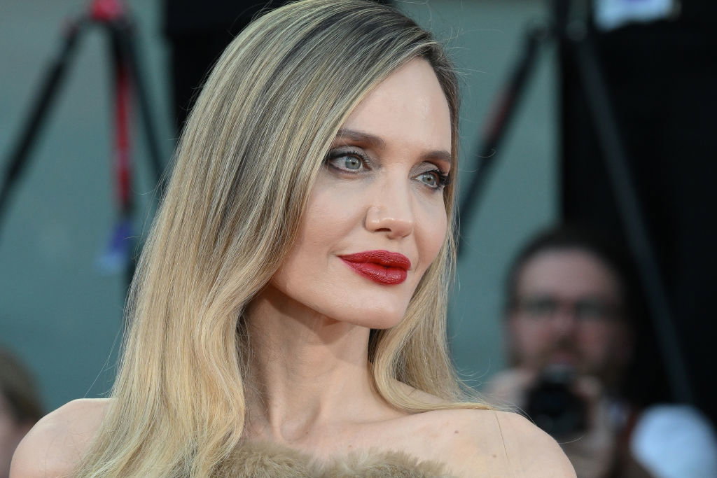 Angelina Jolie - trwała pomadka czerwona