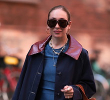 Tanie kurtki jesienne damskie dla it-girls na budżecie. Modne i wygodne modele na każdą okazję