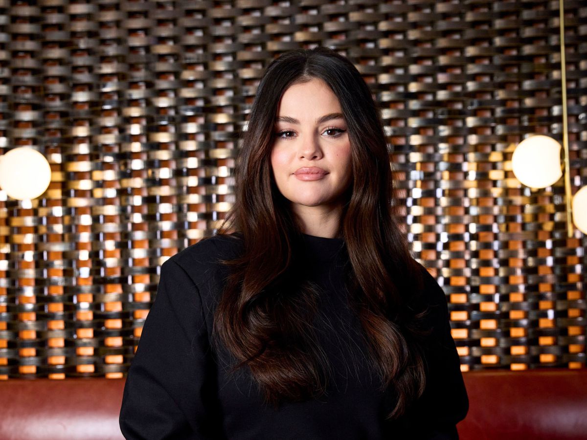 Patrz na paznokcie Seleny! Jesienny manicure "apple cider nails" to hit w stylu "old money"