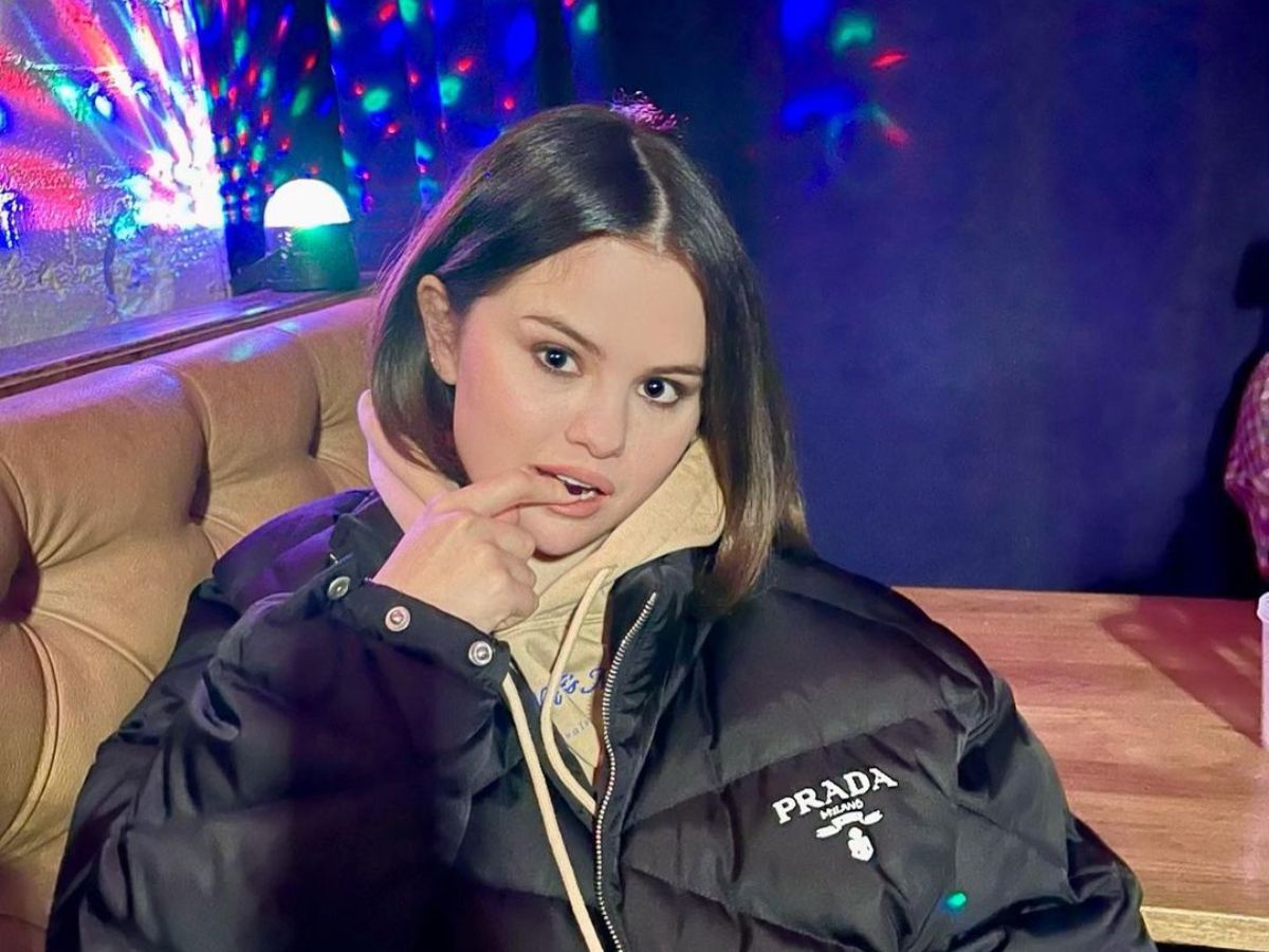 Wszystkie będziemy go nosić! "Chai latte nails" w stylu Seleny to manicure na jesień, który uzależnia